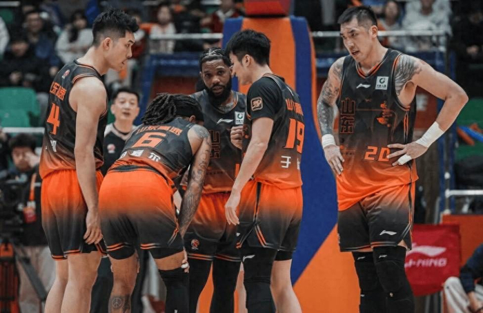 HTH官网入口-合砍81+17，山东三叉戟大爆发！高诗岩7+5甘当绿叶，于德豪成混子|山东队|联赛|山东男篮|邱彪|球队_新浪体育_新浪新闻
